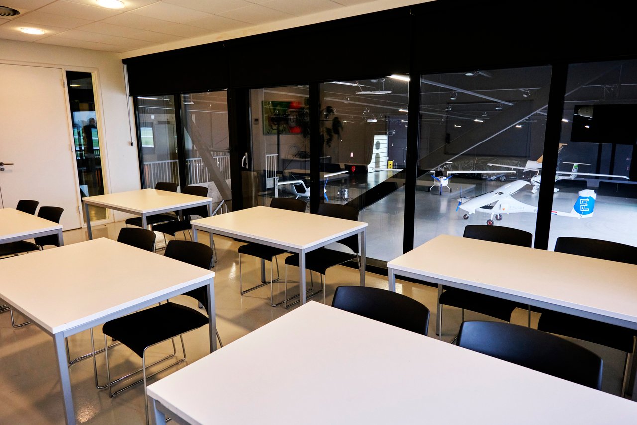Runway room meeting met uitzicht op de hangaar