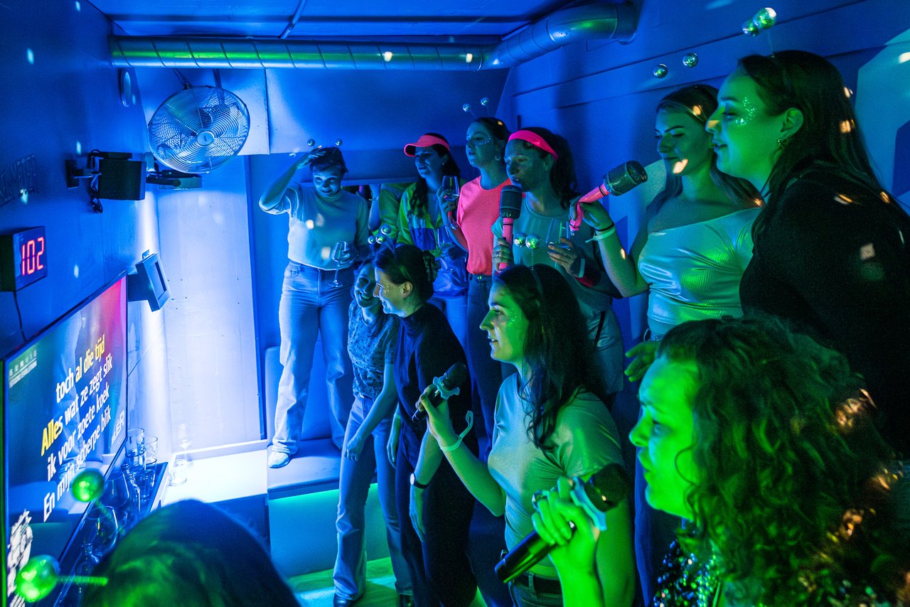 Private booth karaoke (1)