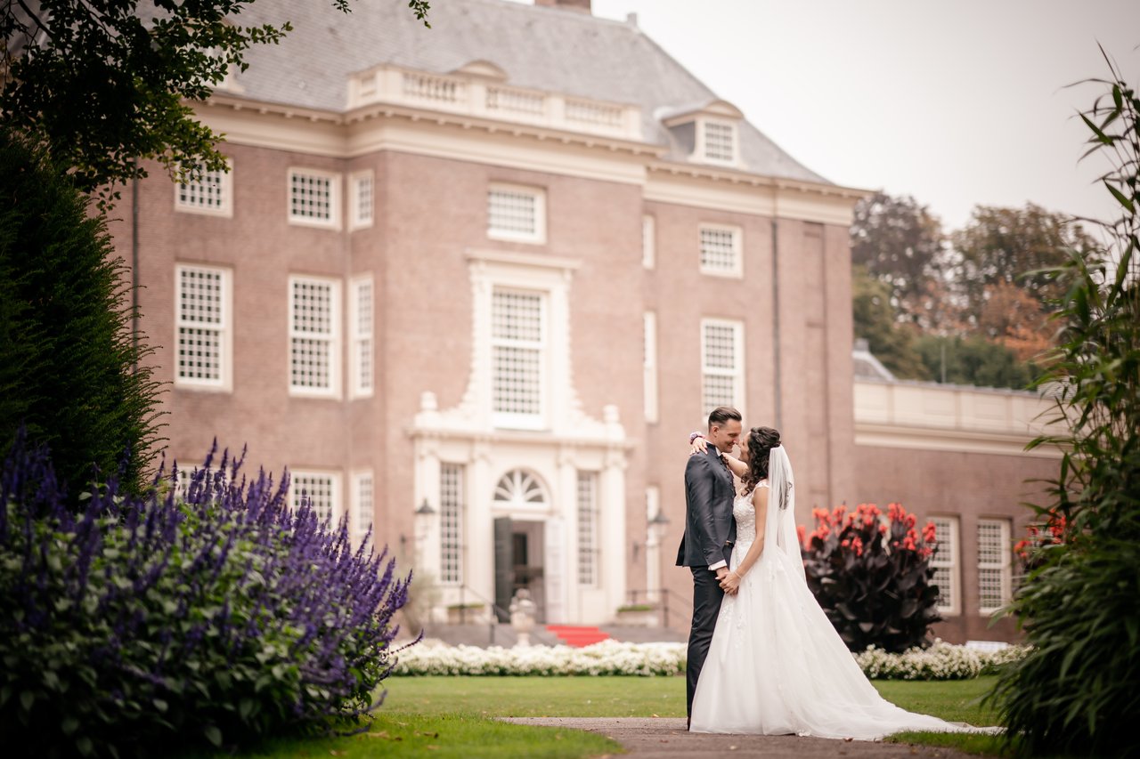 Bruidsshoot in de Slottuin van Slot Zeist