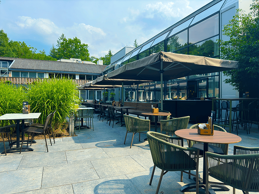 Terras aan de vijver