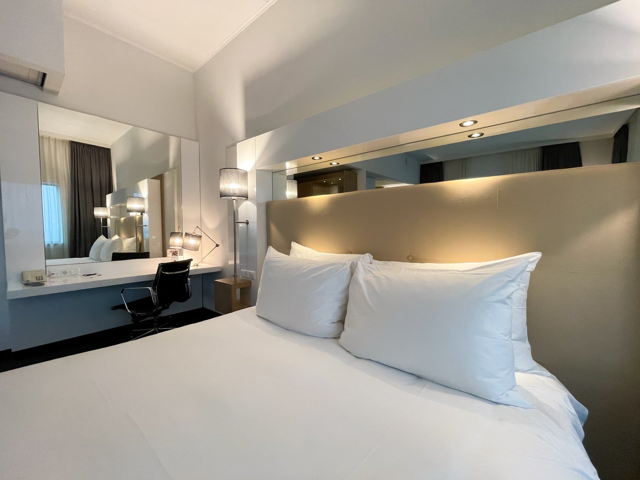 WTC - WOW Suite - bed - 14.jpg