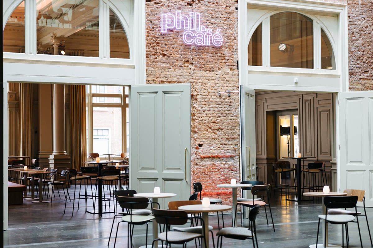 phil-haarlem-grote-foyer-bibi-veth-doorkijk-naar-phil-cafe-2.jpg