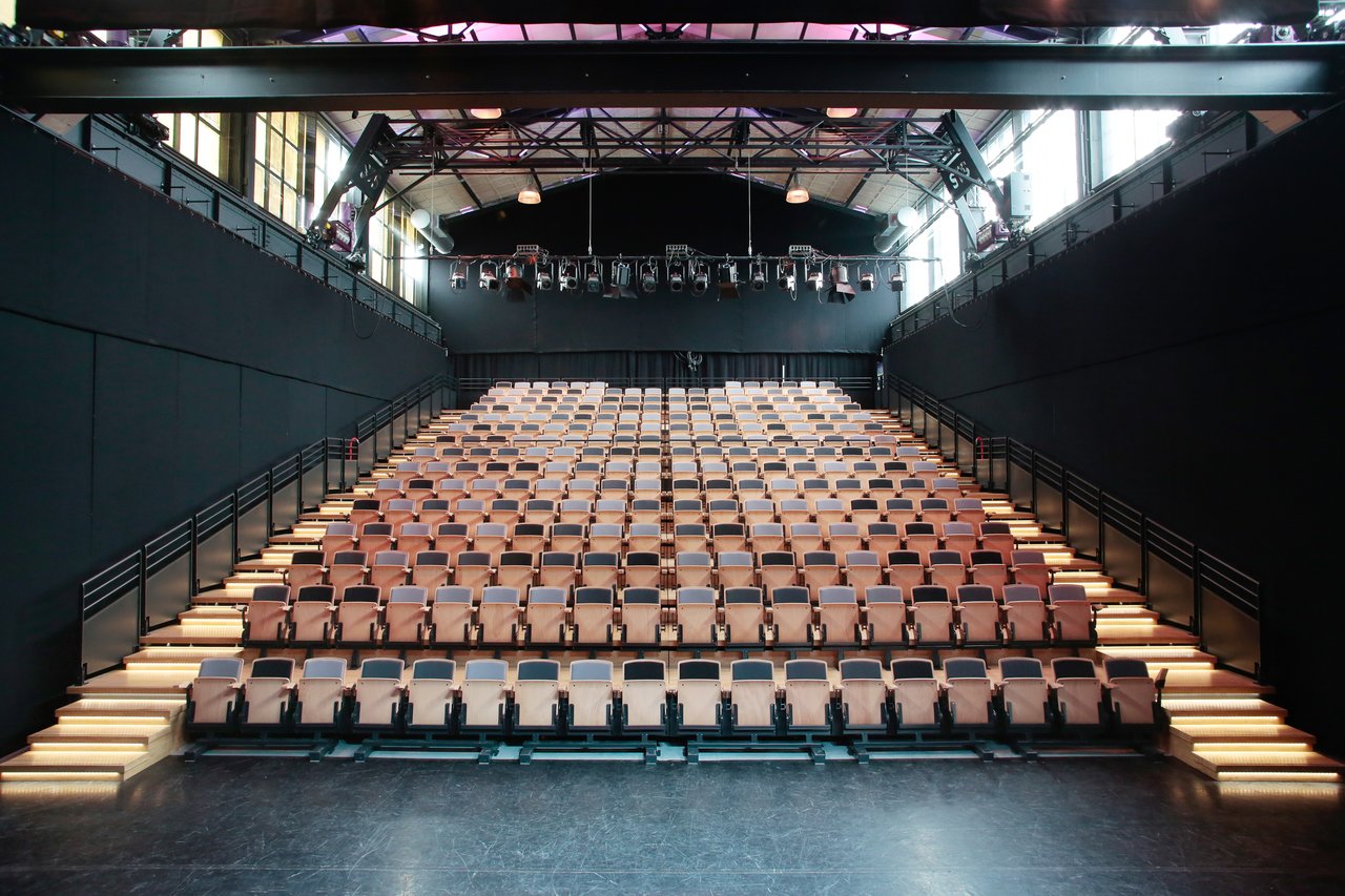 Middenzaal met tribune 270 personen in Stadshal
