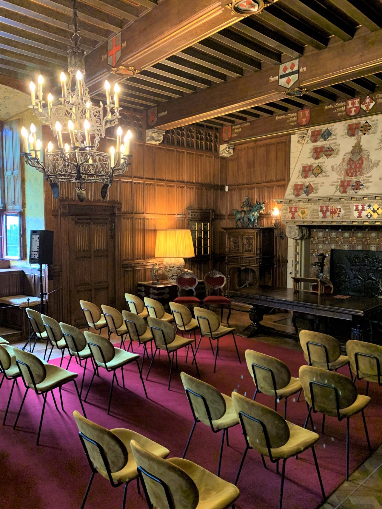 Trouwen voor de schouw van de Bibliotheek