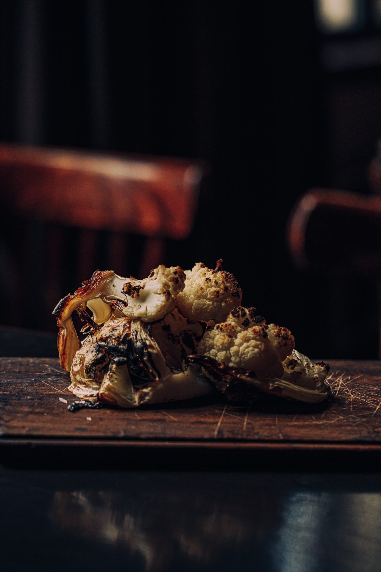 Geroosterde bloemkool van de BBQ als lunchspecial bij Het Broeker Huis