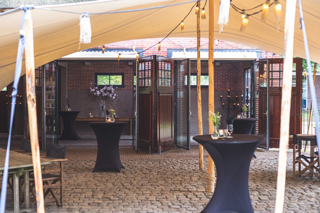 Koetshuis-binnen-en-buiten