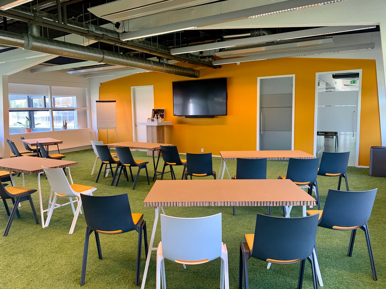 Meeting Space - Space 1 - Zaal 1 - Opstelling - Schoolopstelling - Plenair - Graszaal - Gras - Hangmat - Kartonnen tafels - Scherm - Flipover - Meetingkit - DUS De Utrechtse Stadsvrijheid
