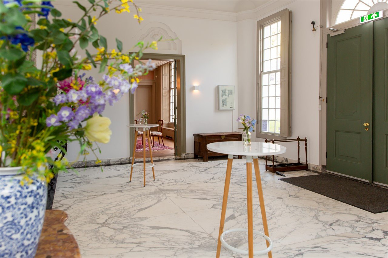 Buitenplaats Beeckestijn Hoofdhuis met witte statafels en bloemen 