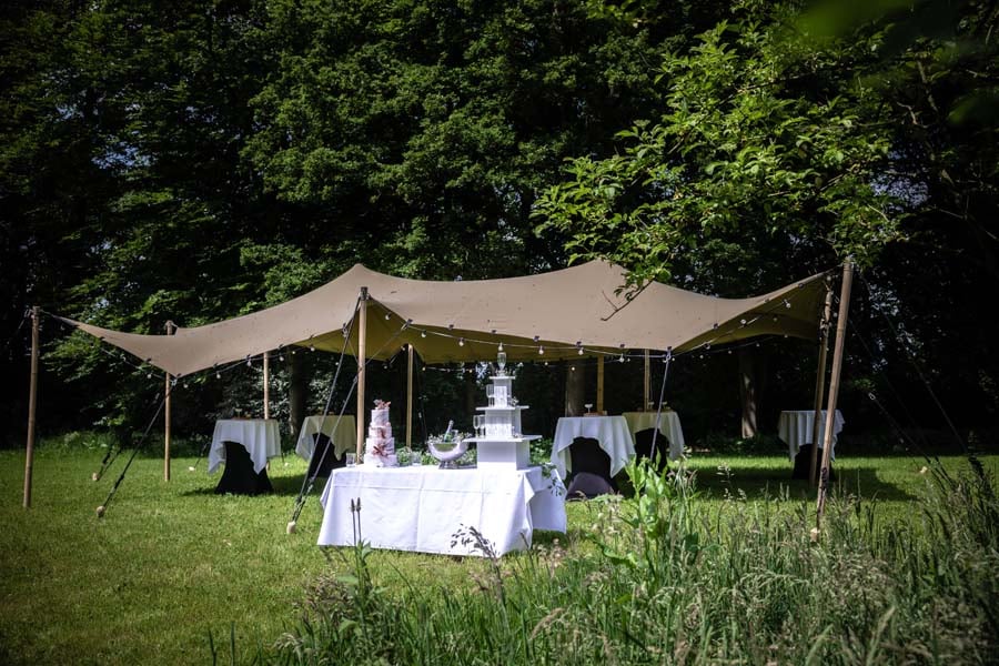 Toast & taart/ borrel buiten onder de stretchtent