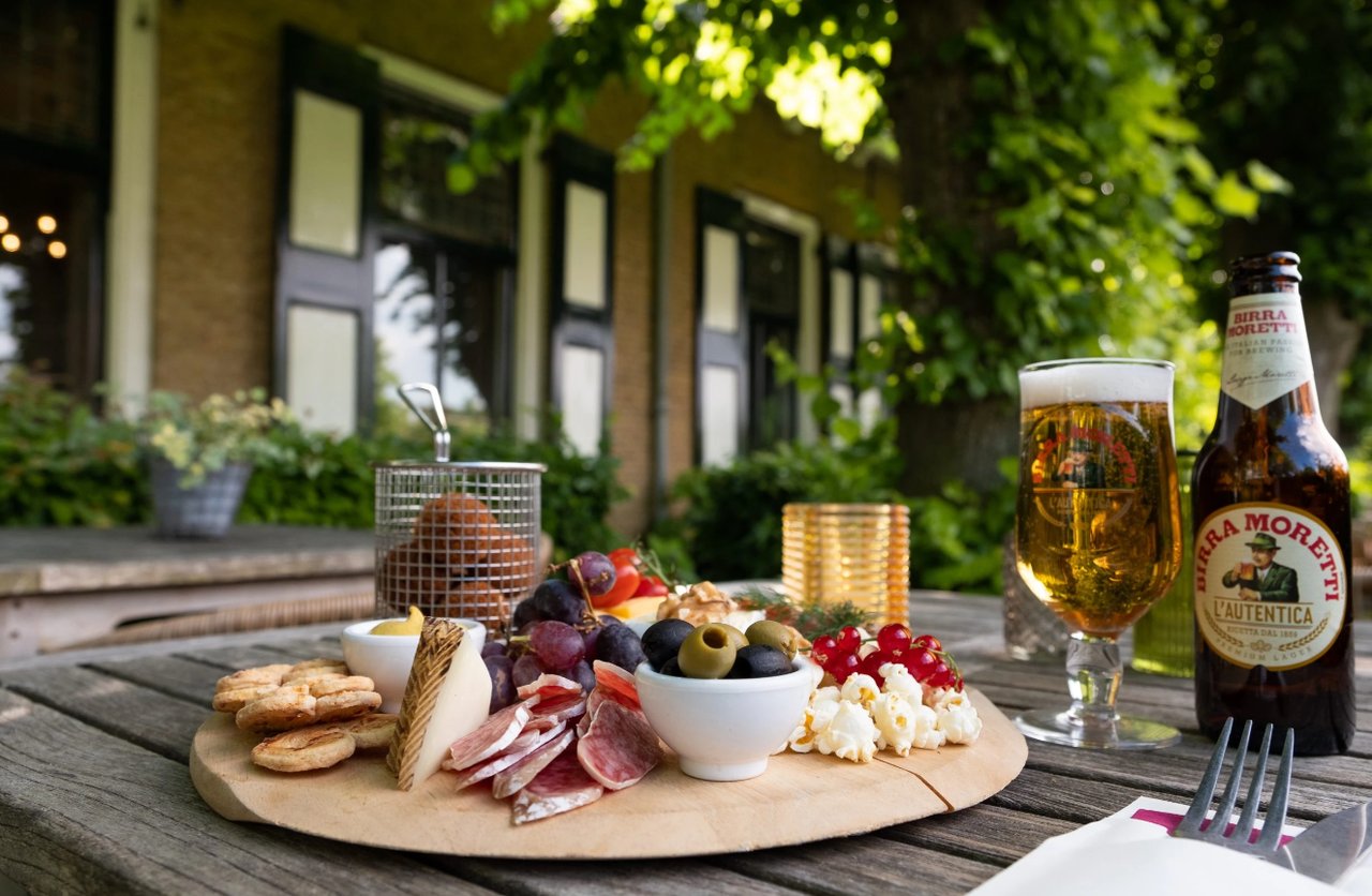 Borrel op het terras van Beneden Sas