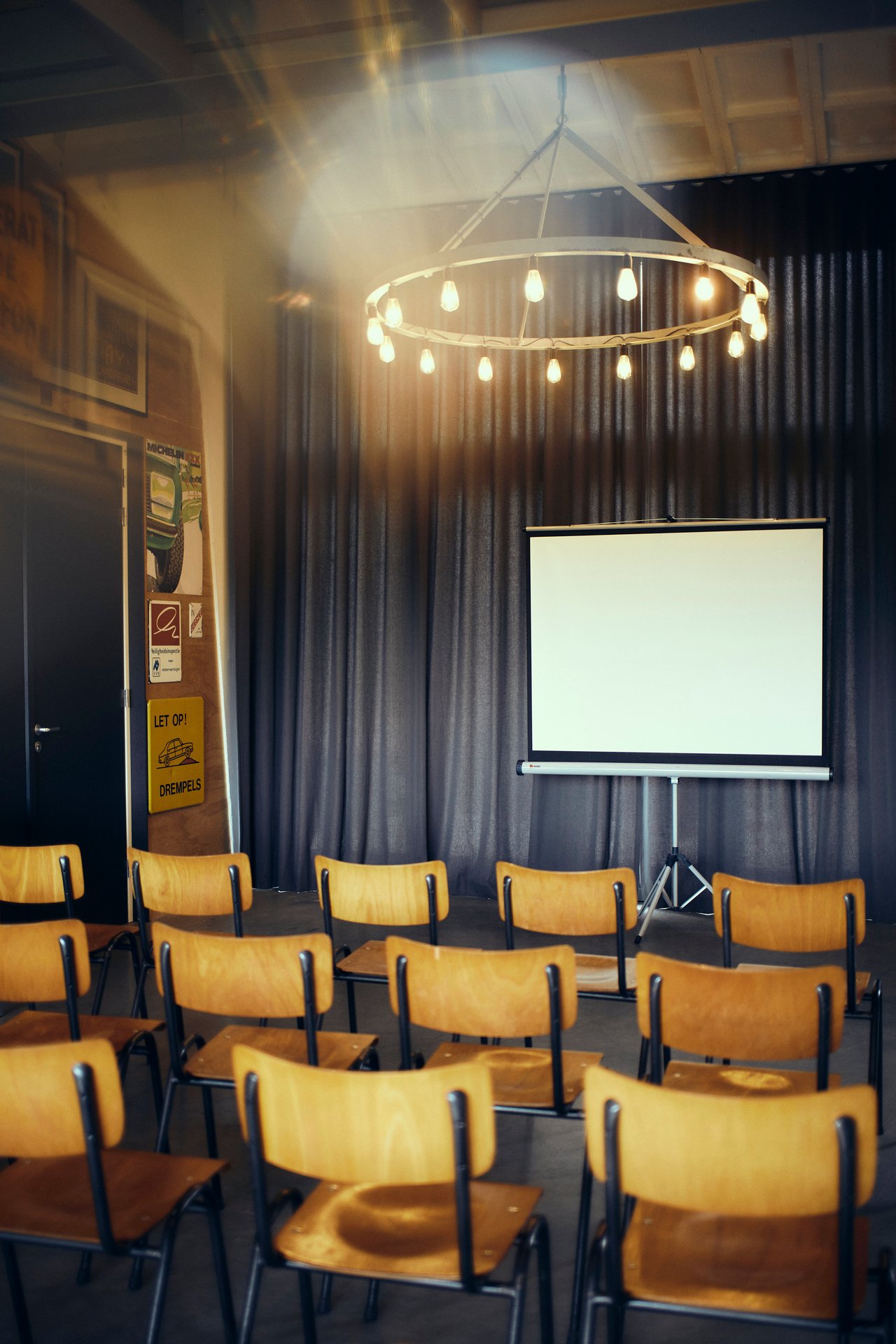 Theater/plenaire opstelling met scherm