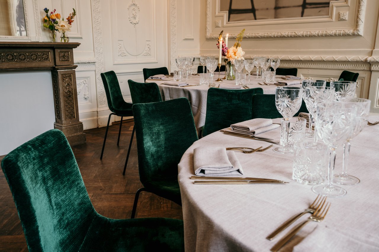 Het Vondelparkpaviljoen - De Salon - Diner opstelling ronde tafels (1)