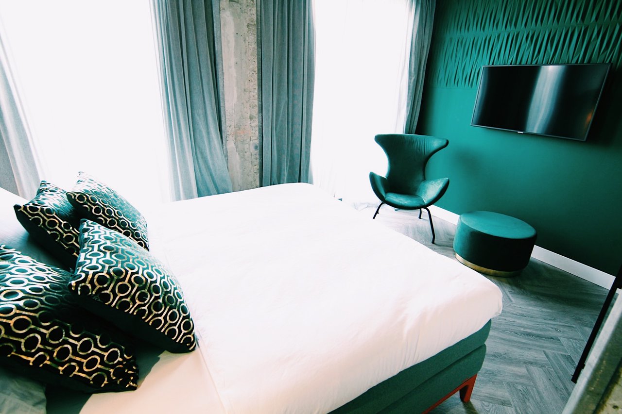 Classic Room Darkgreen with balcony Bed, Bites & Business hotel Rotterdam (1)