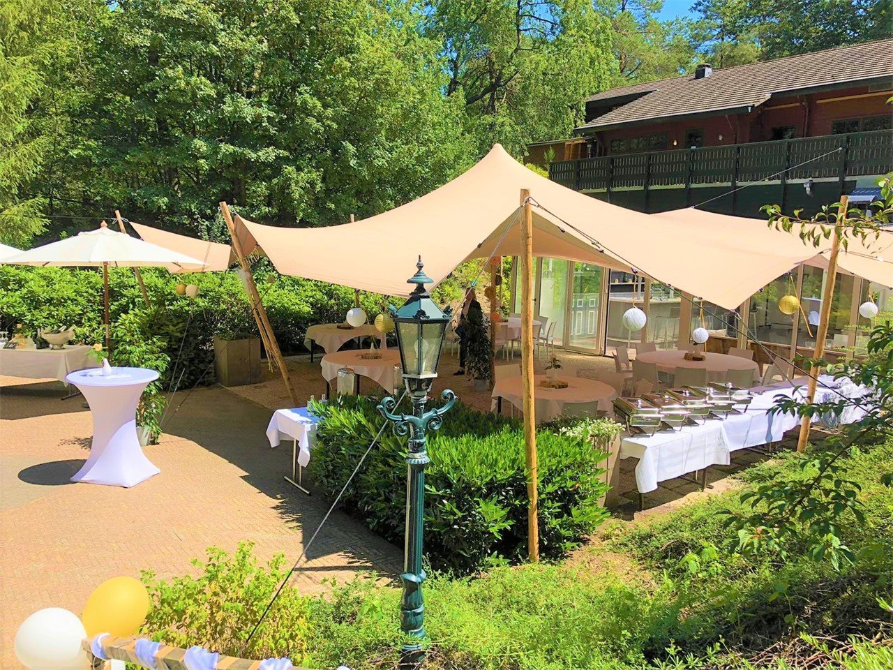 Stretchtent trouwlocatie in de natuur
