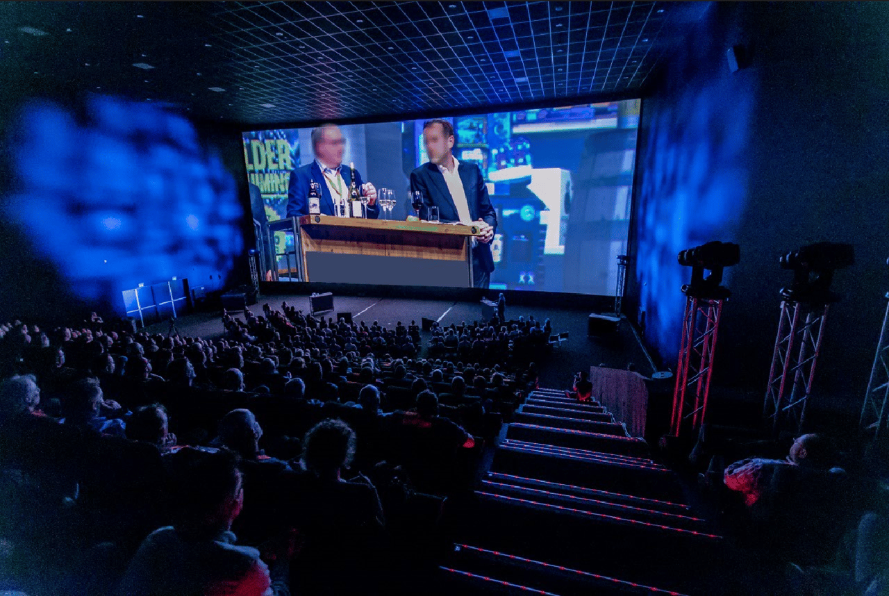 Blauwe licht in zaal.PNG