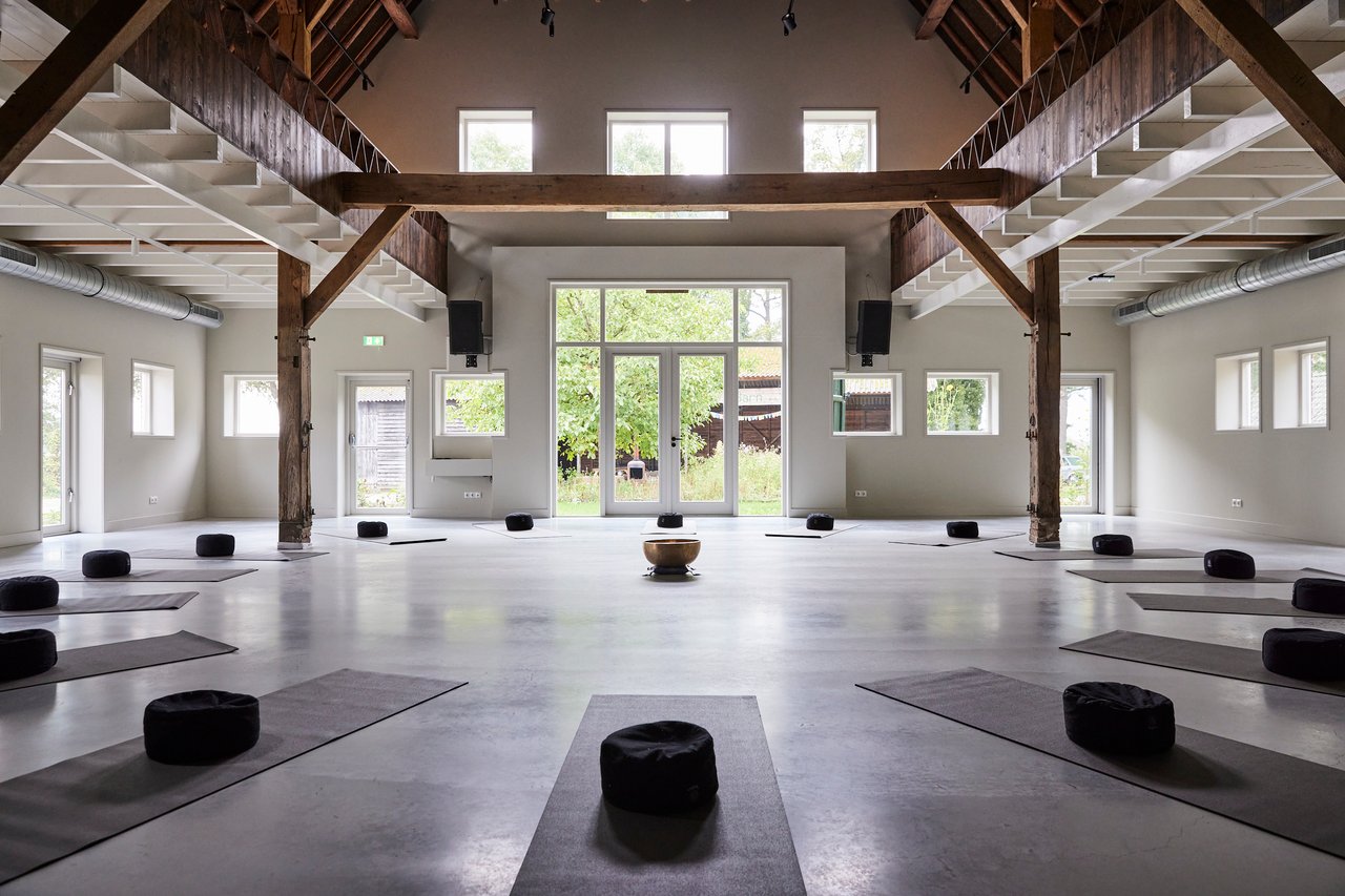Yogamatten, kussens, stoelen en dekens zijn allemaal aanwezig