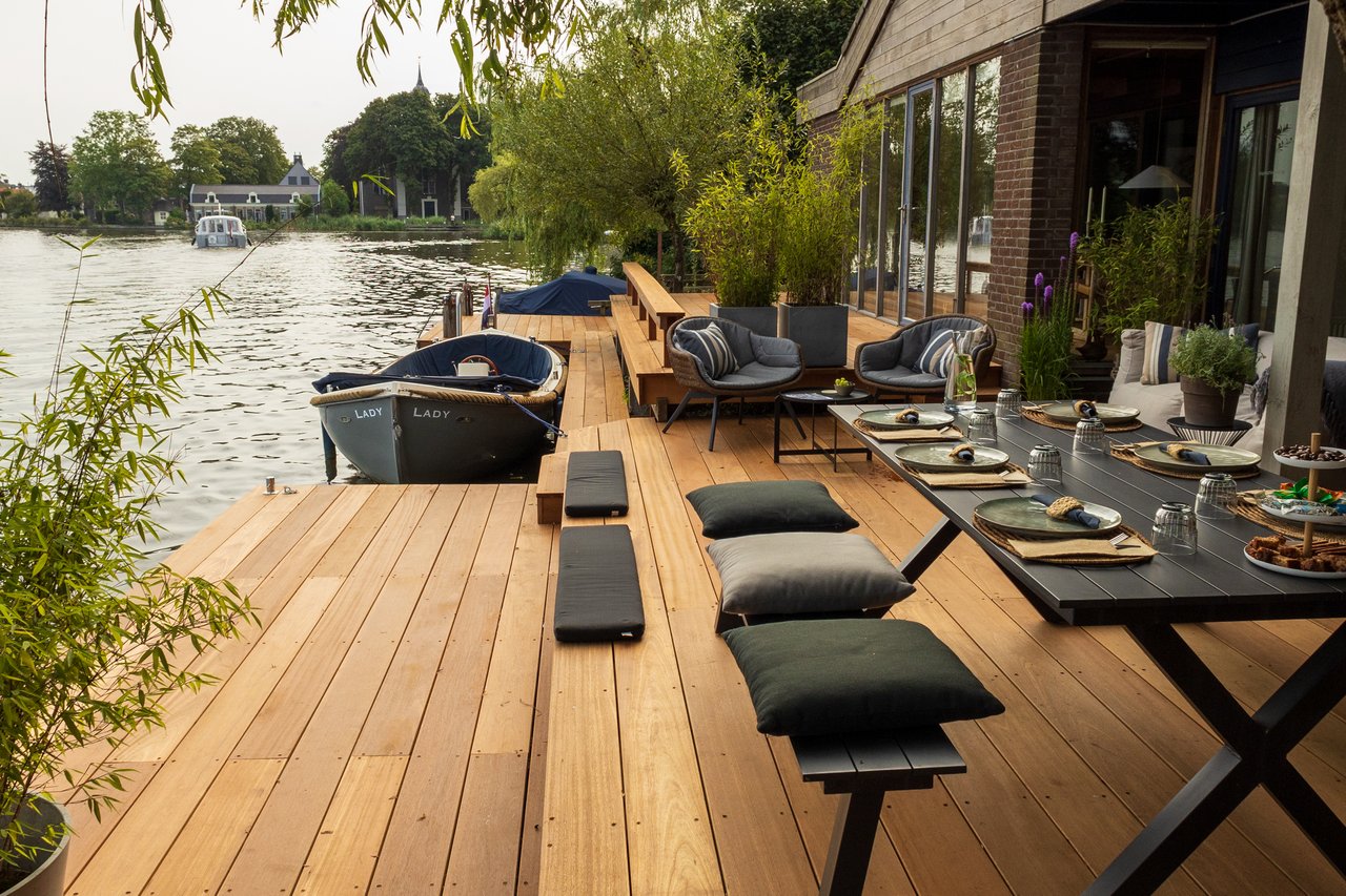 de Amstel tafel met eigen terras aan het water