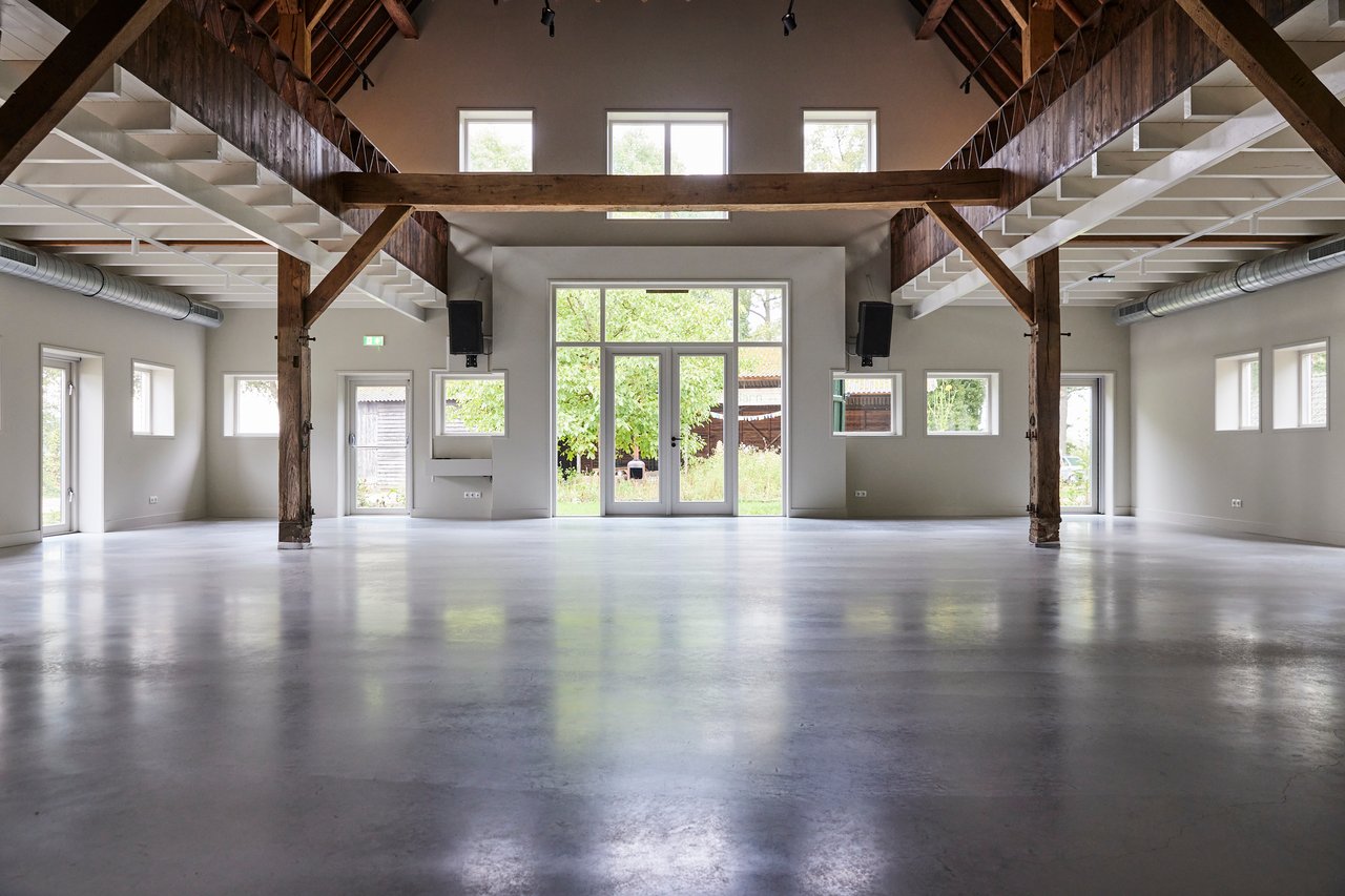 De zaal die vroeger dienst deed als stal