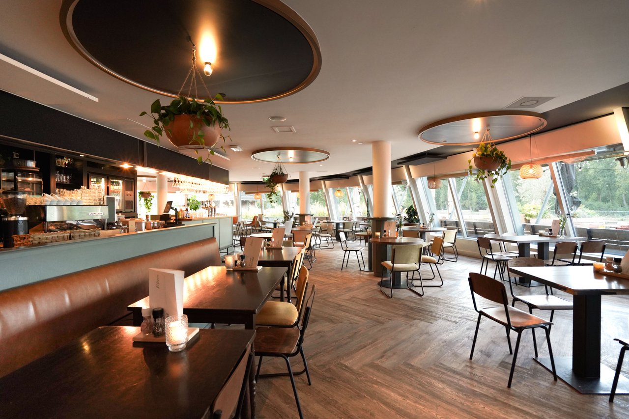 Restaurant bar