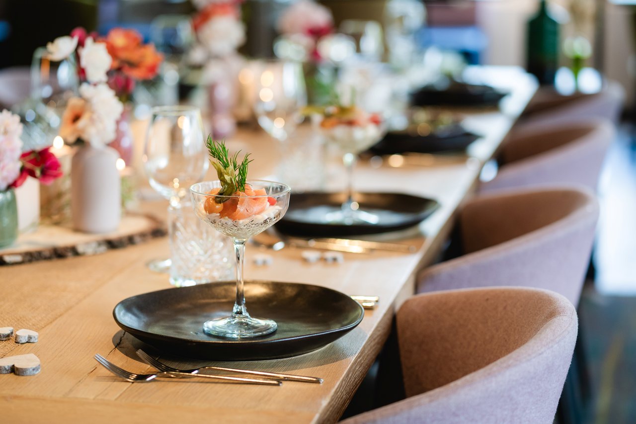 Trouwen dinertafel zalmcocktail