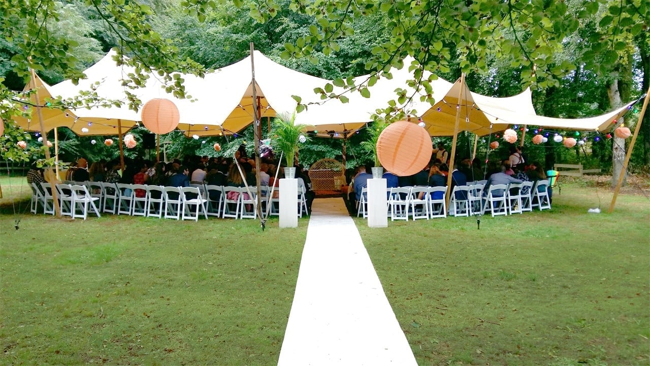 Ceremonie onder een stretchtent in de tuin van Hotel Erica