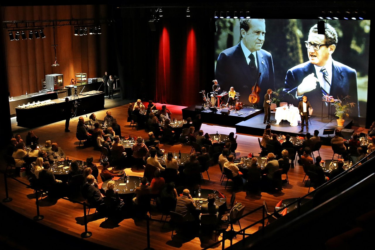Geniet bij een (show)diner op het podium
