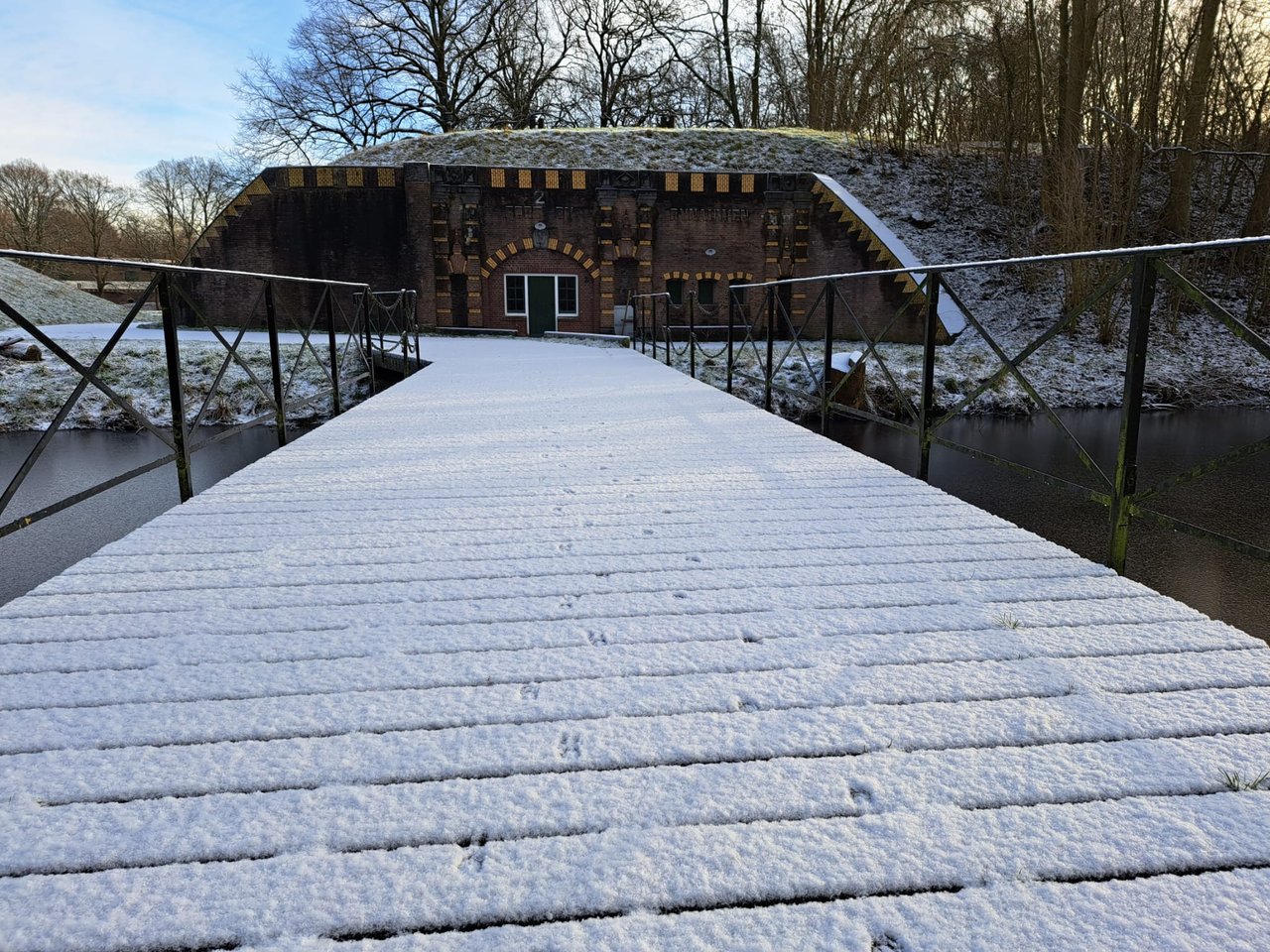 Brug naar wachtgebouw 2 winter sporen.jpg