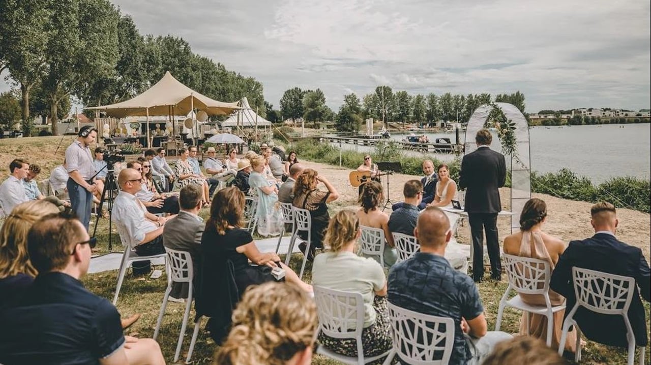 Ceremonie buiten De Oolderhof