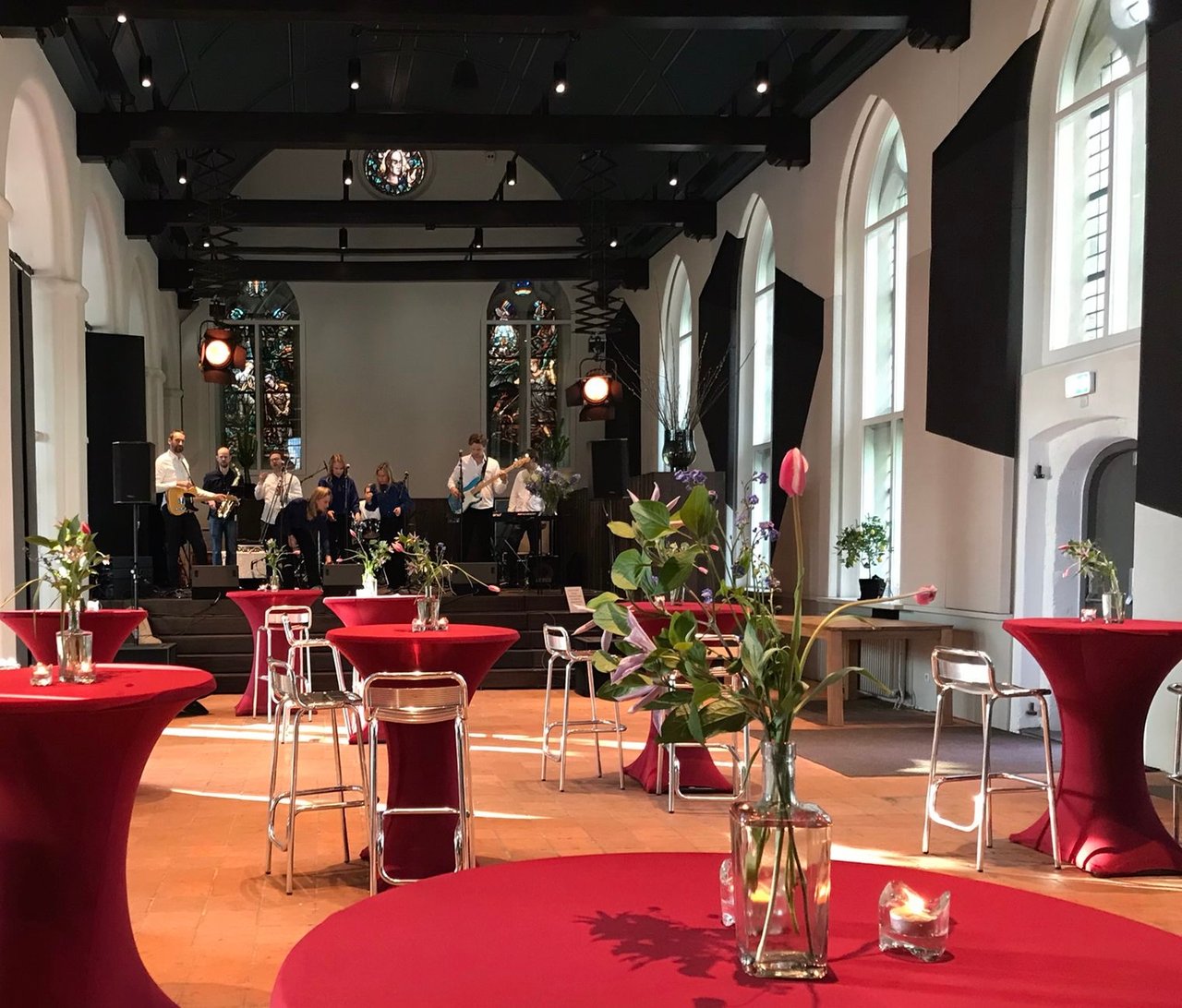 Foyer met band op het podium · Leeuwenbergh in centrum Utrecht
