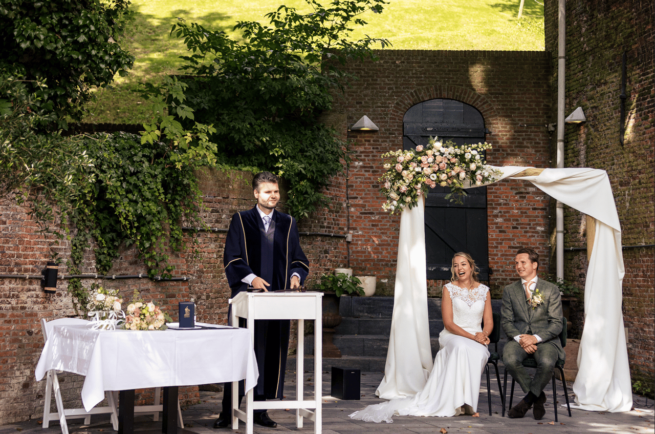 Bruiloft / ceremonie in de tuin van Grand Cafe de Burcht
