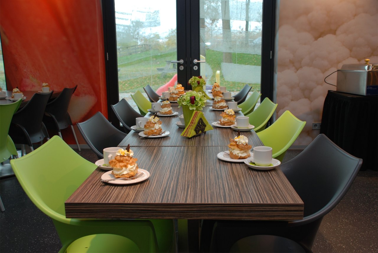 tafel met broekerbollen.JPG