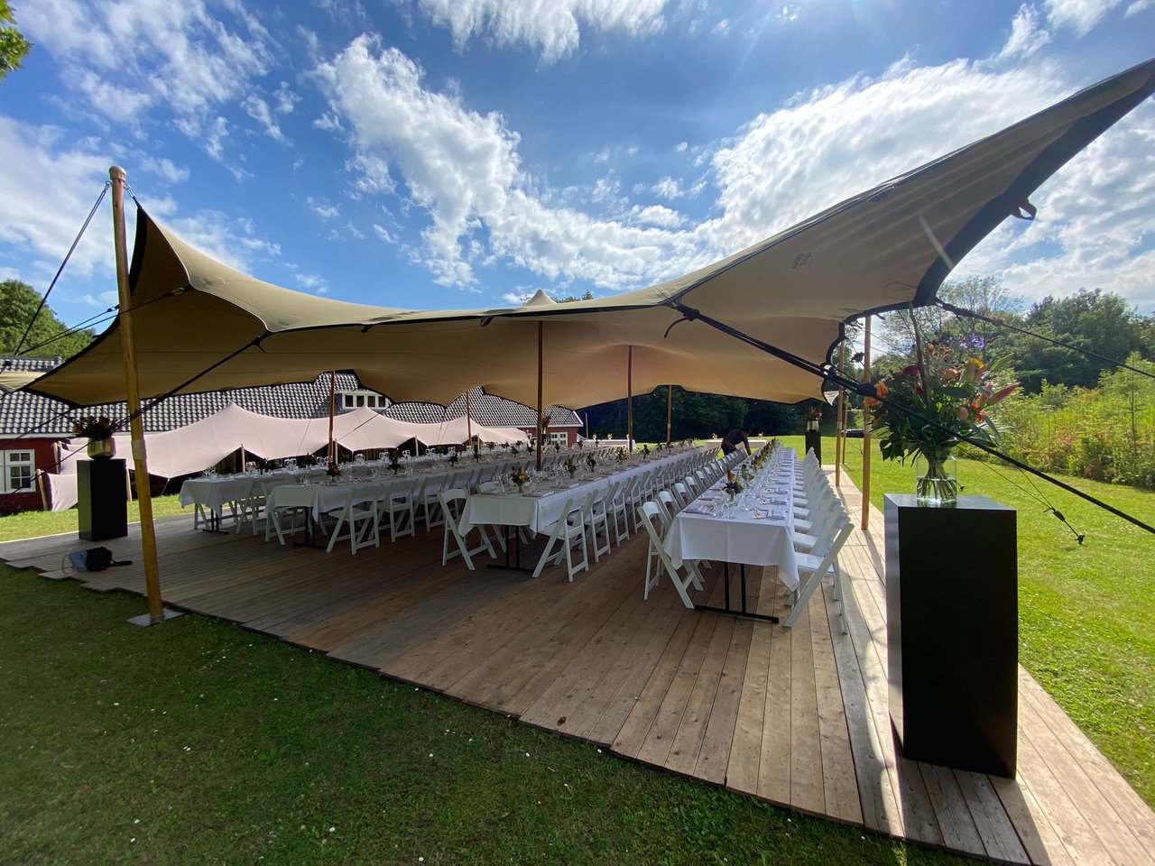 Stretchtent met dinersetting