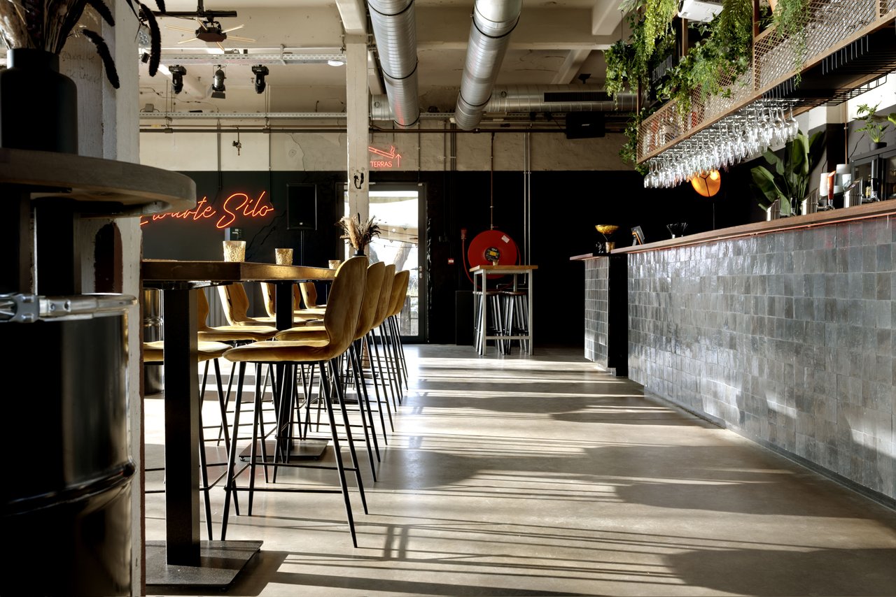 Ruimte met uizicht op de haven