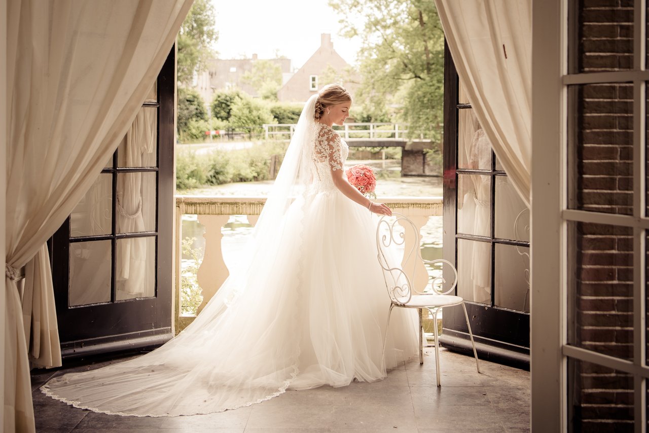 Fotoshoot van een bruidspaar