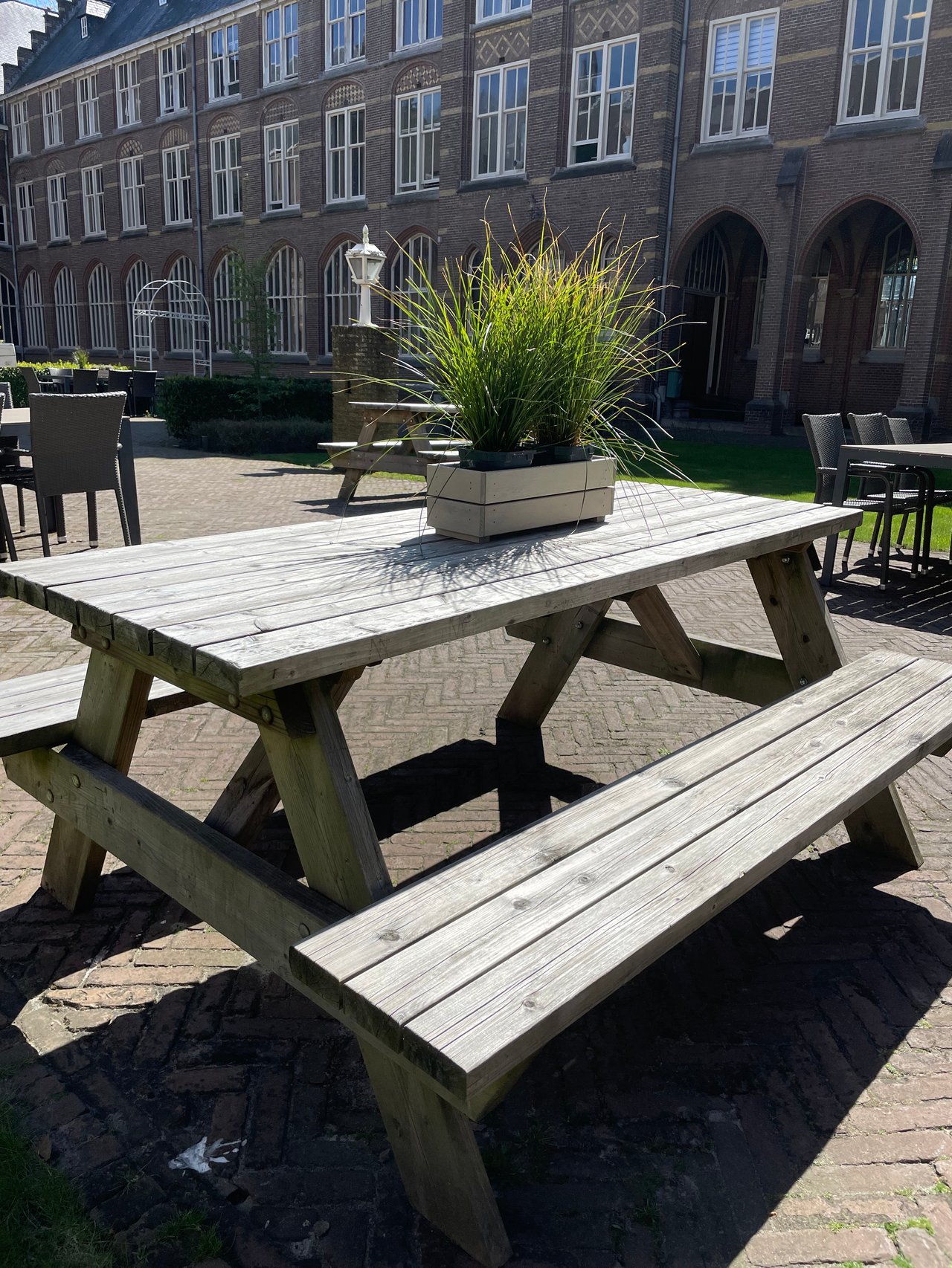 Picknicktafels in de binnentuin 