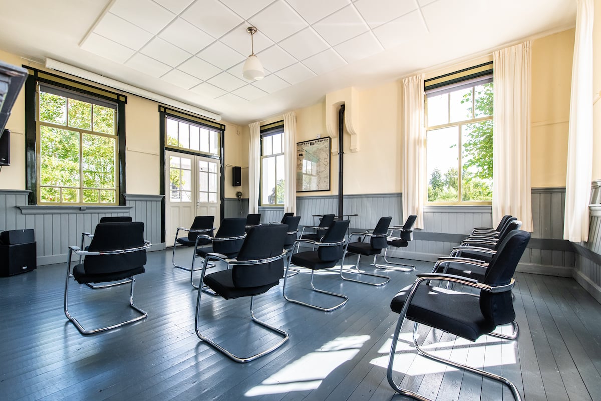 Station Vinkeveen, de klassieke lichte wachtkamer met hoge plafonds
