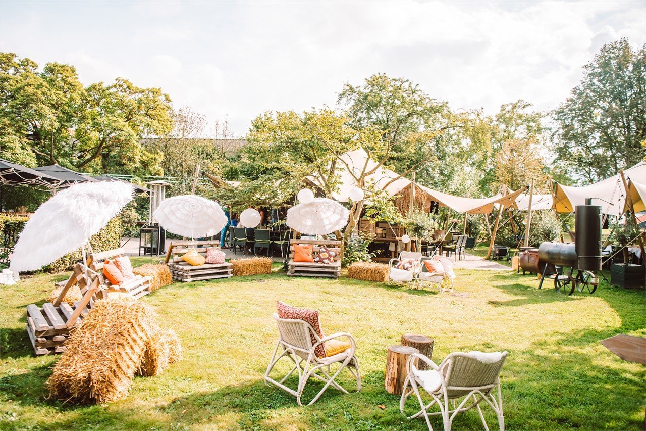 Een borrel in de tuin