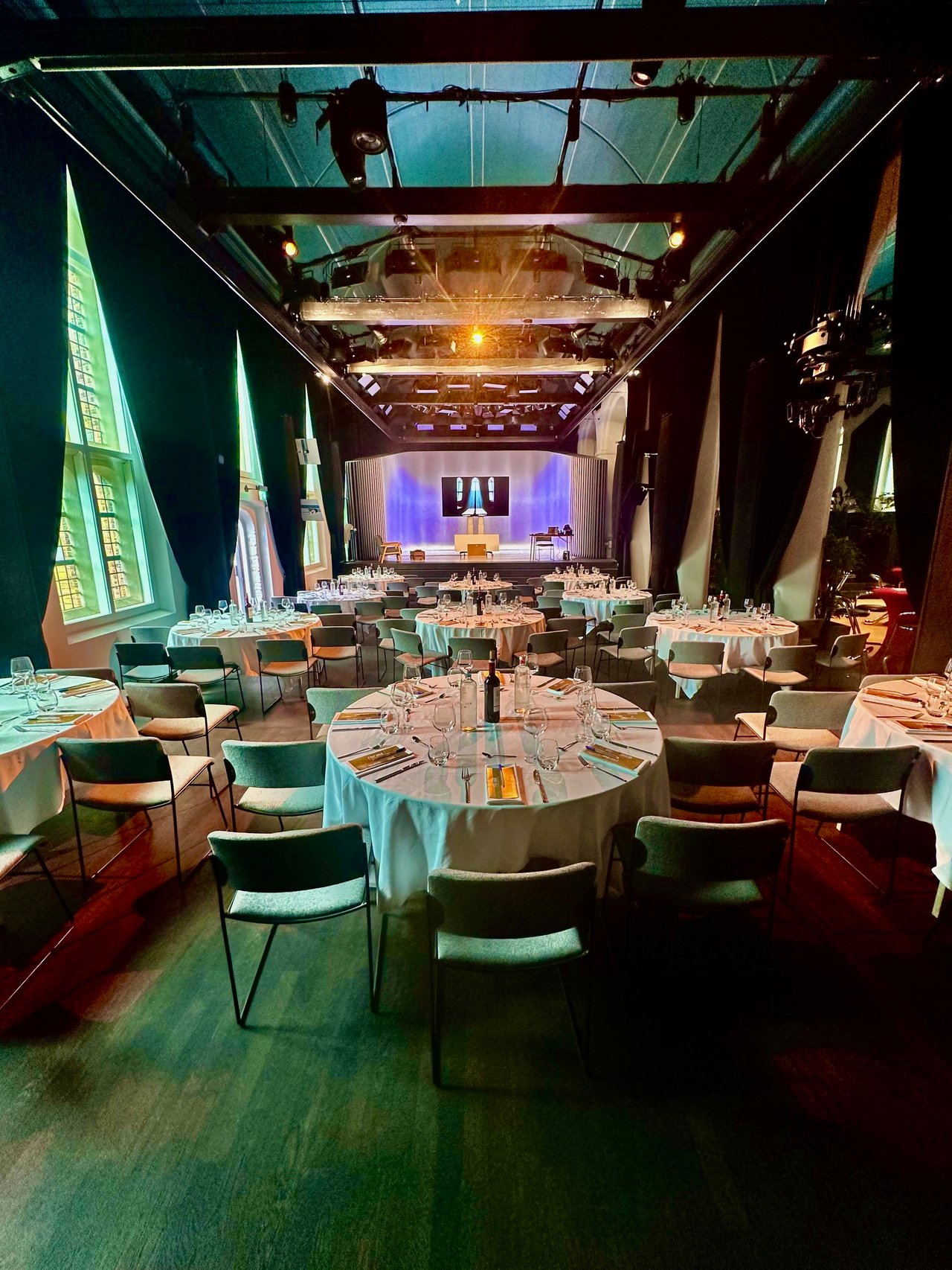 Grote zaal diner met ronde tafel opstelling · Leeuwenbergh