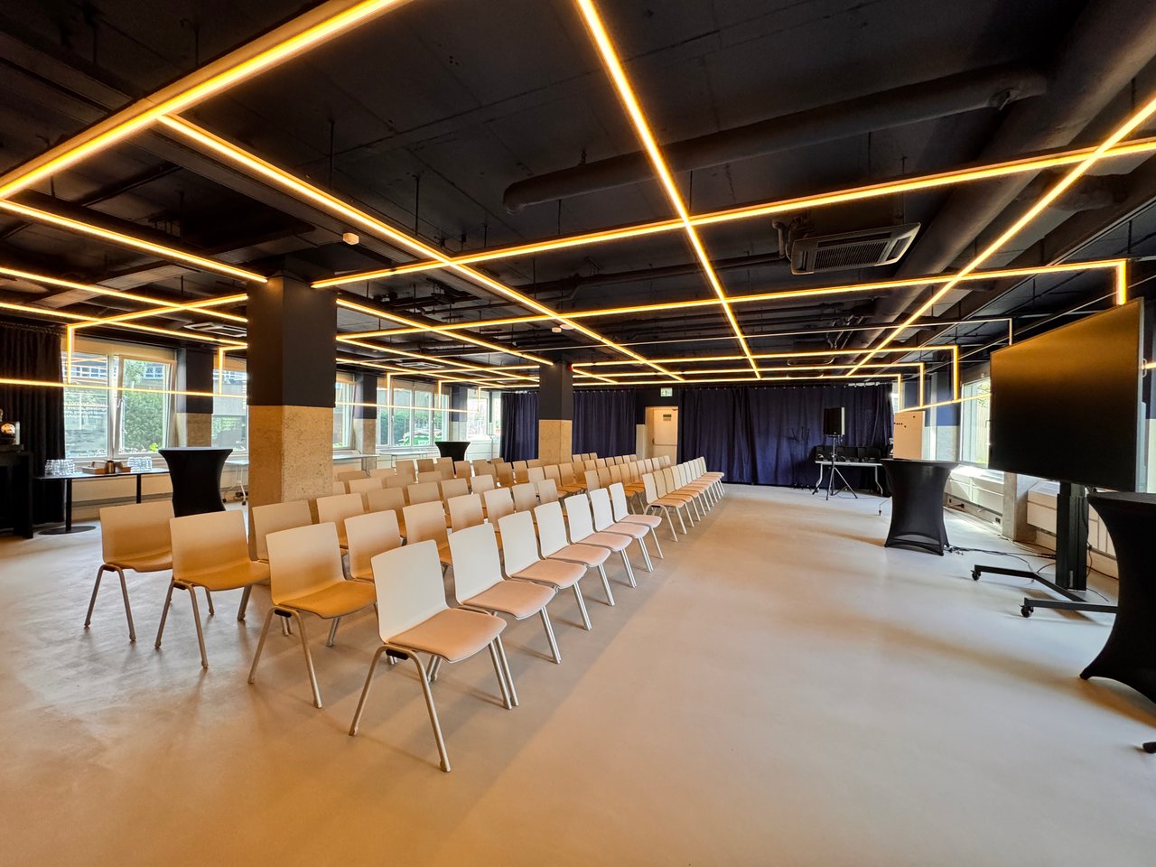 Dotslash Utrecht Eventspace Leeg Theateropstelling met statafels.jpeg