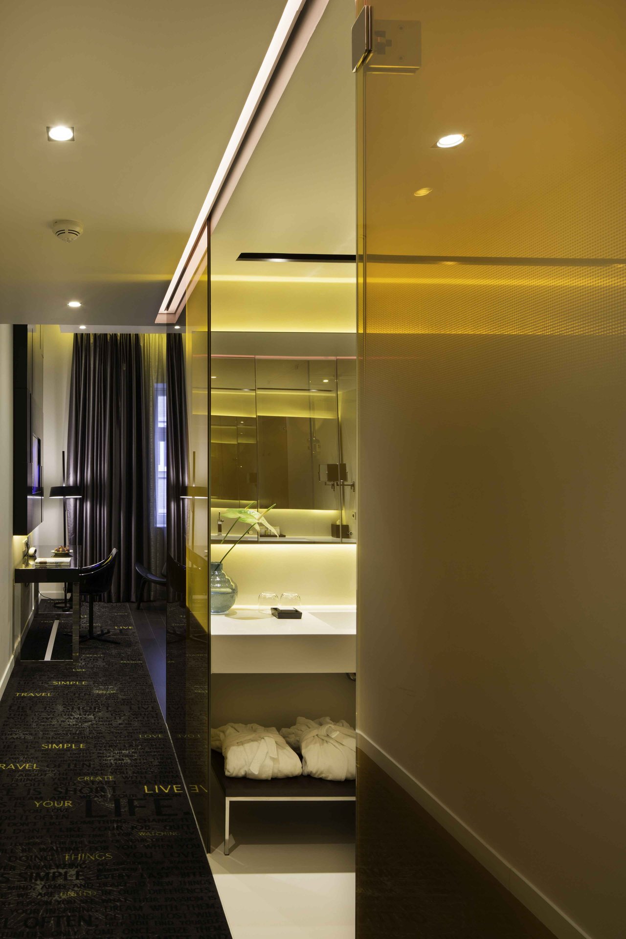 2013_AAM_junior_suite_corridor_1.jpg