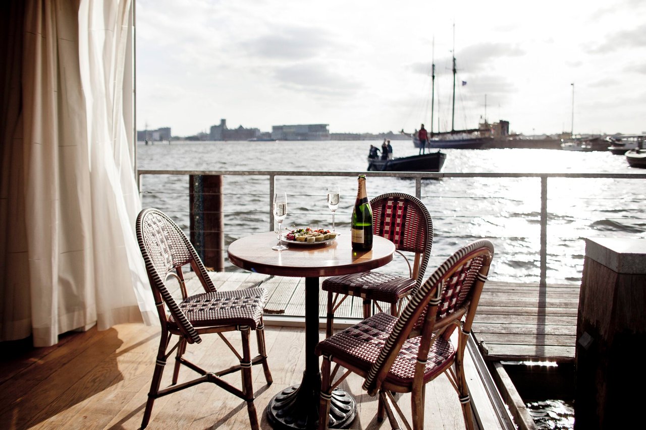 Prive terras aan het water bij Vergaderlocatie geWoonboot Amsterdam