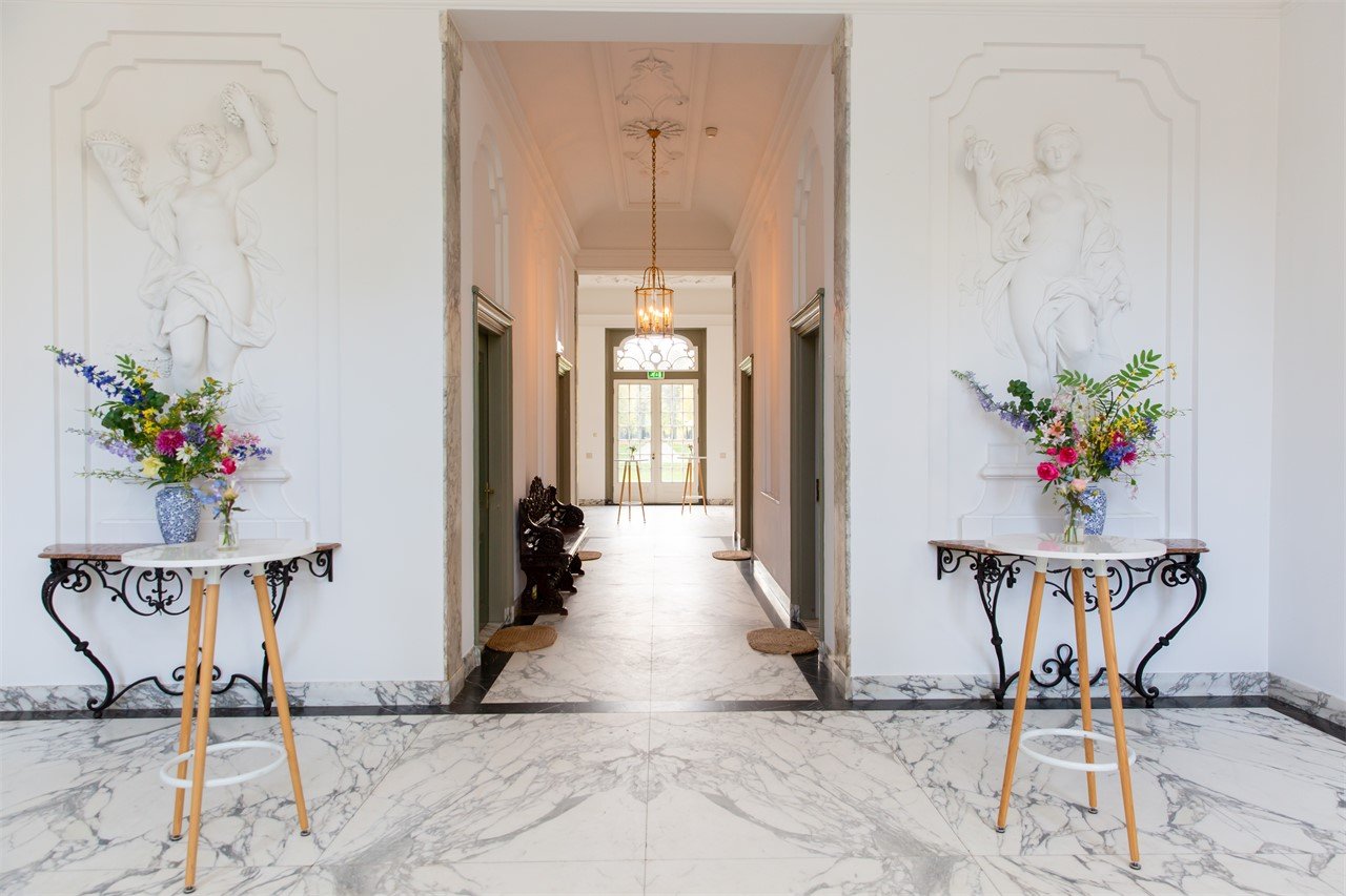 Buitenplaats Beeckestijn Hoofdhuis met statafels en bloemen 