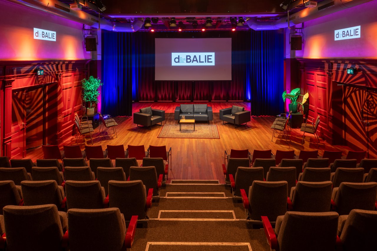 Grote zaal bankopstelling.jpg