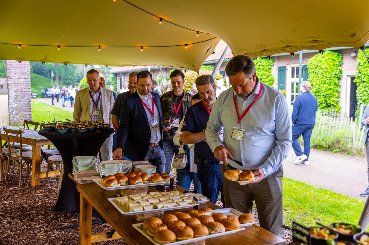 Lunch onder stretchtent bij Fier Bussum