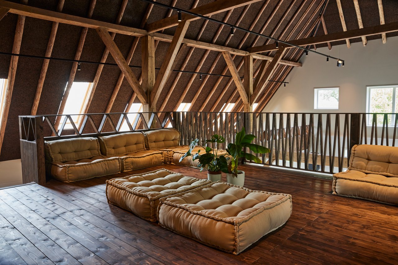 De zaal beschikt over ruim 80m2 vides met heerlijk loungemeubilair