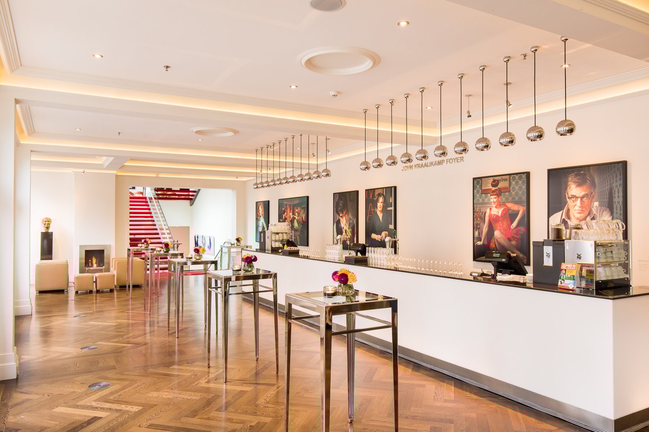 Congreslocatie Amsterdam theater DeLaMar John Kraaijkamp Foyer.jpg