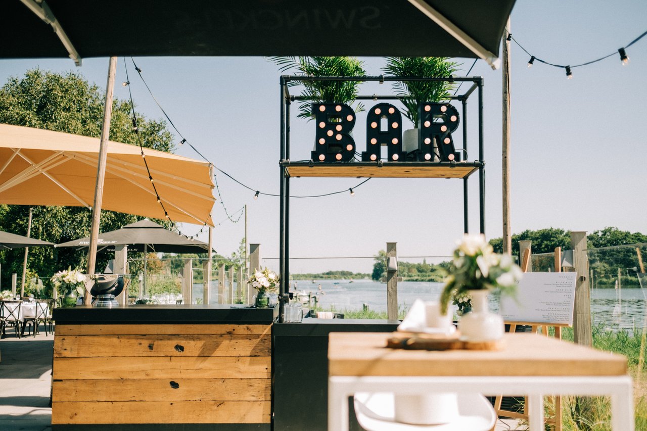 Buiten bar bruiloft Lakehouse Binnenmaas 