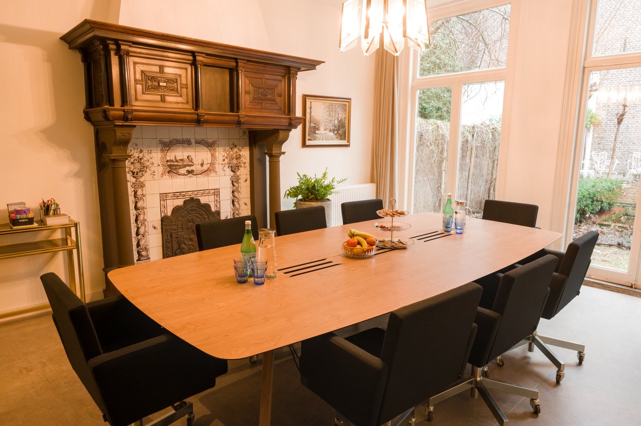 Boardroom tafel, hier kunnen max 12 personen aan zitten