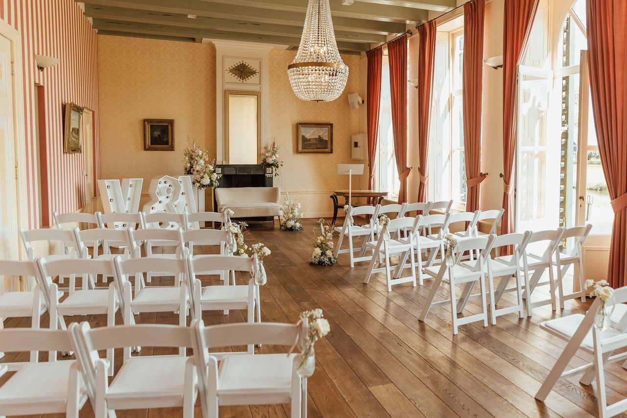 Trouwsalon met witte stoeltjes (1)