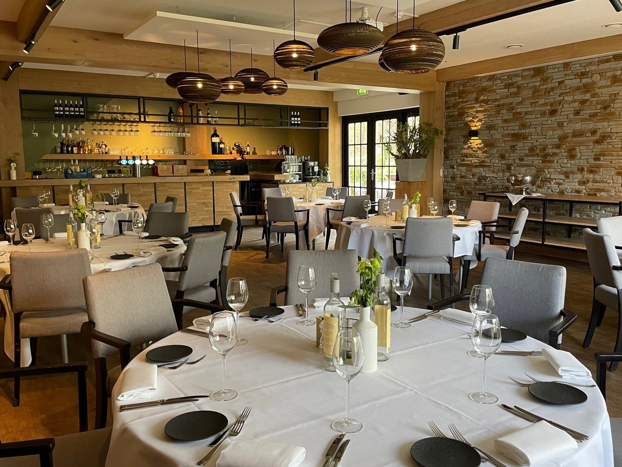 Reggezaal, dineropstelling.